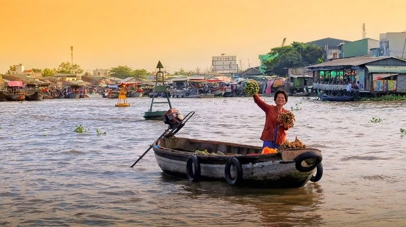 Ghe thuyền trên Chợ nổi Cái Răng lúc bình minh