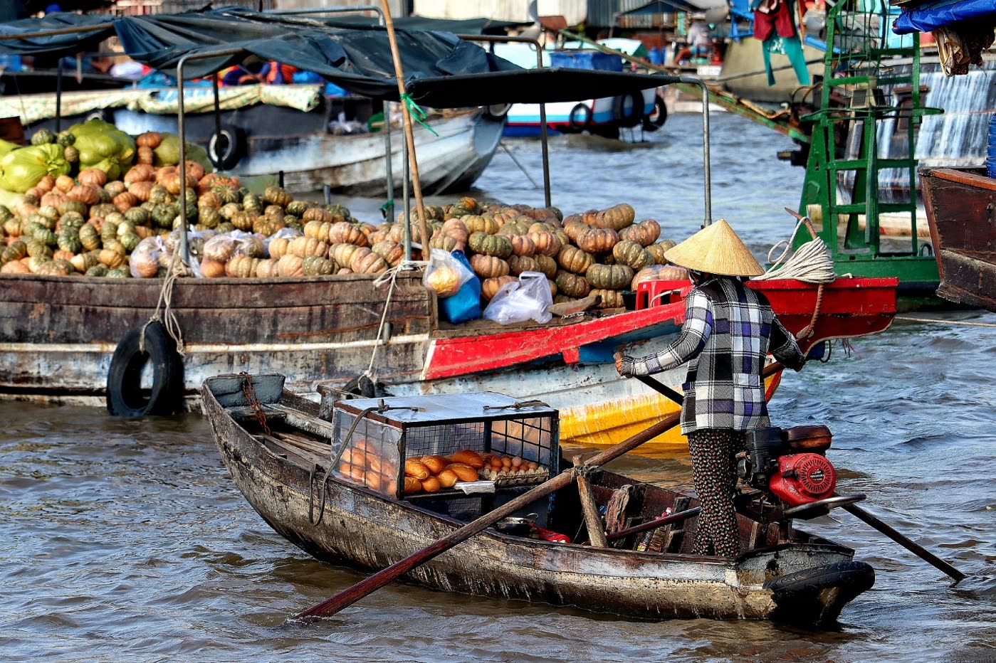 Ghe bán nông sản trên Chợ nổi Cái Răng