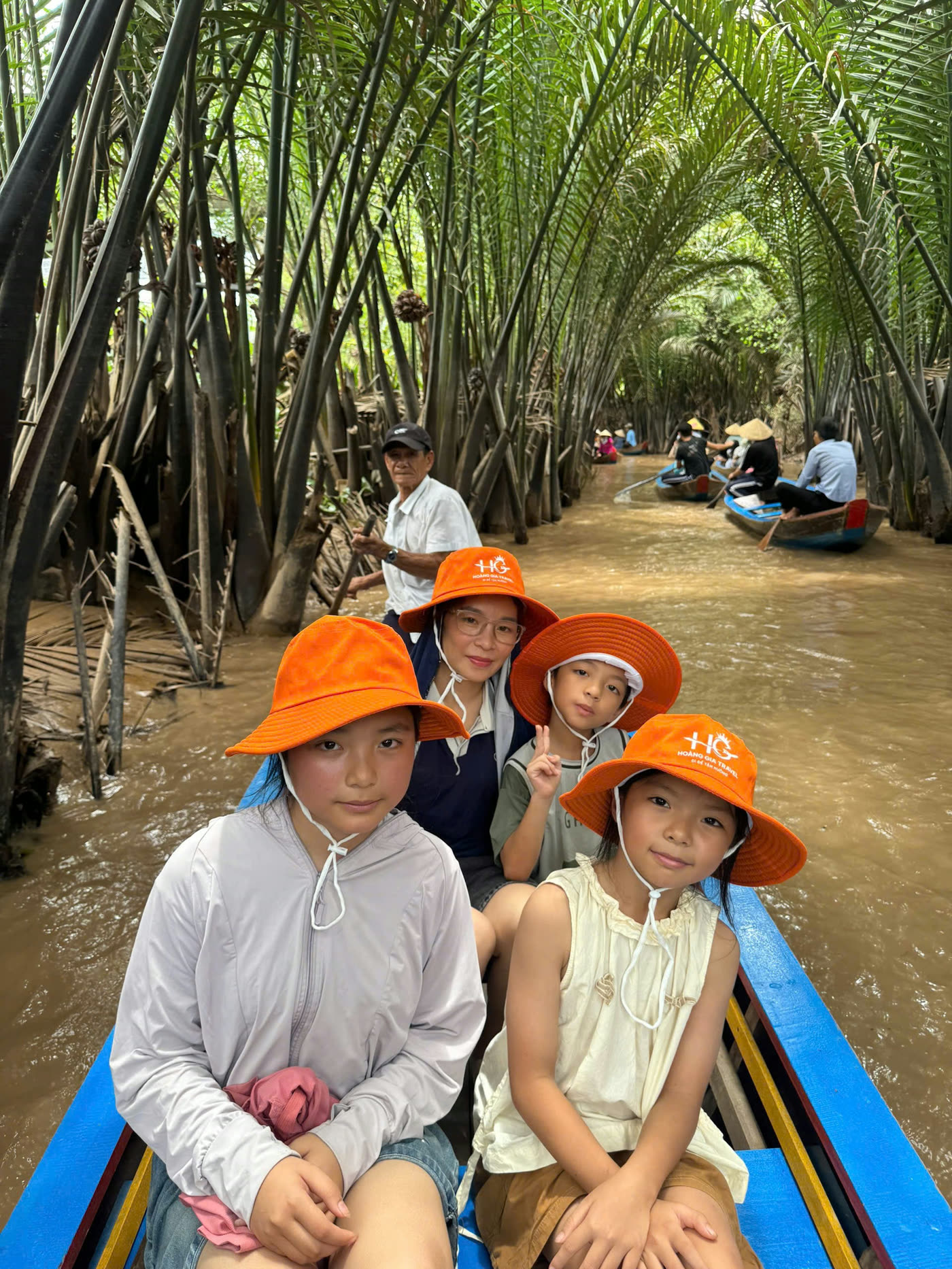 Chèo xuồng giữa rừng dừa nước