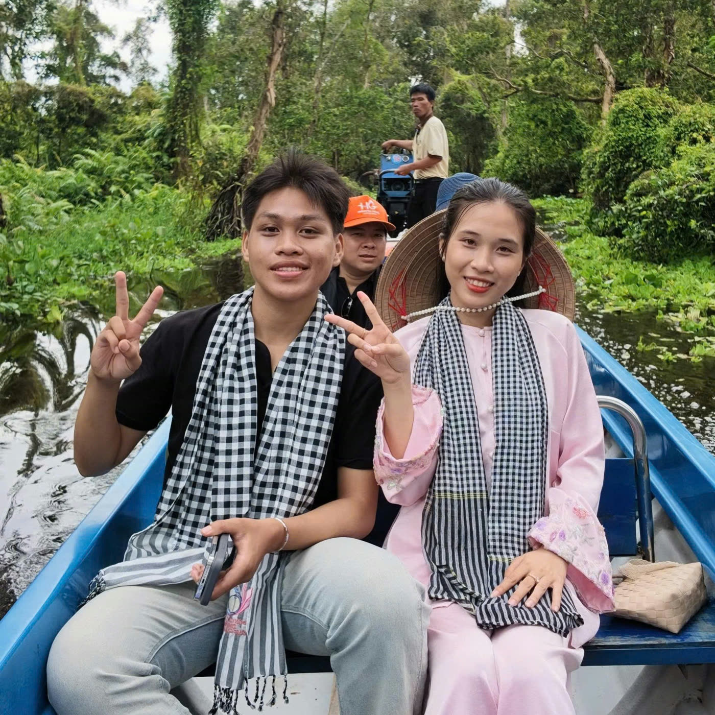 Du khách trải nghiệm miền Tây