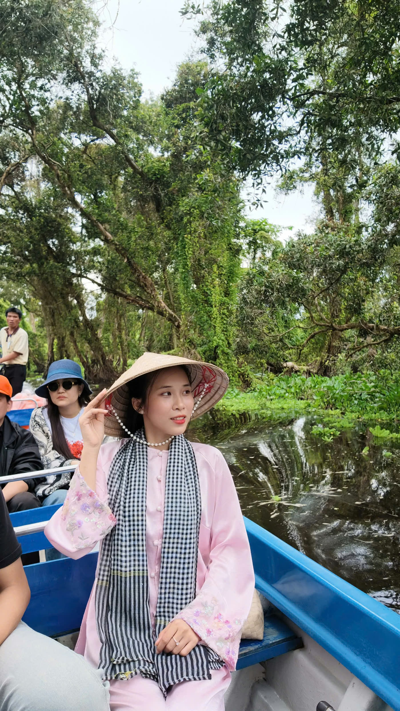 Đi thuyền tham quan rừng tràm