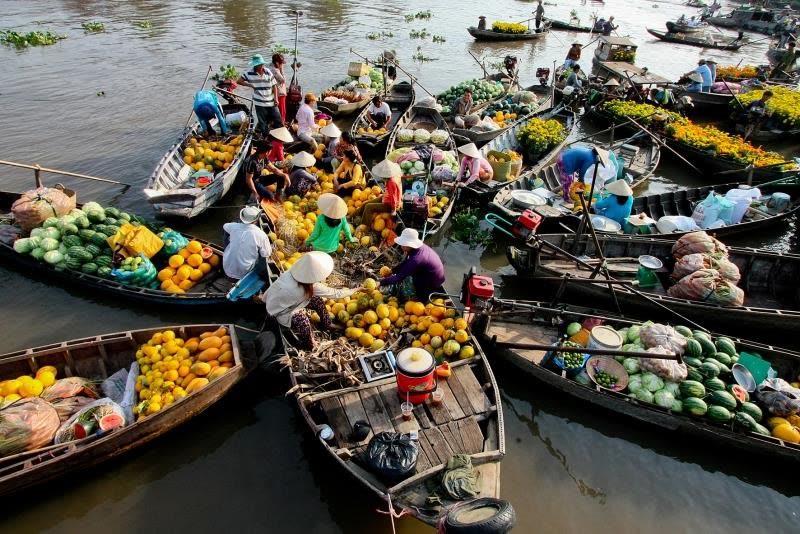 Hoạt động mua bán trên sông Cần Thơ