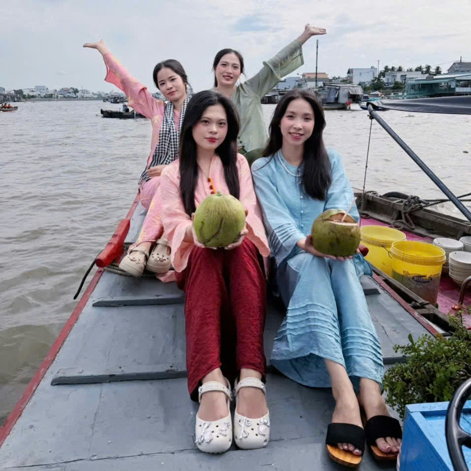 Du khách tham quan Chợ nổi Cái Răng