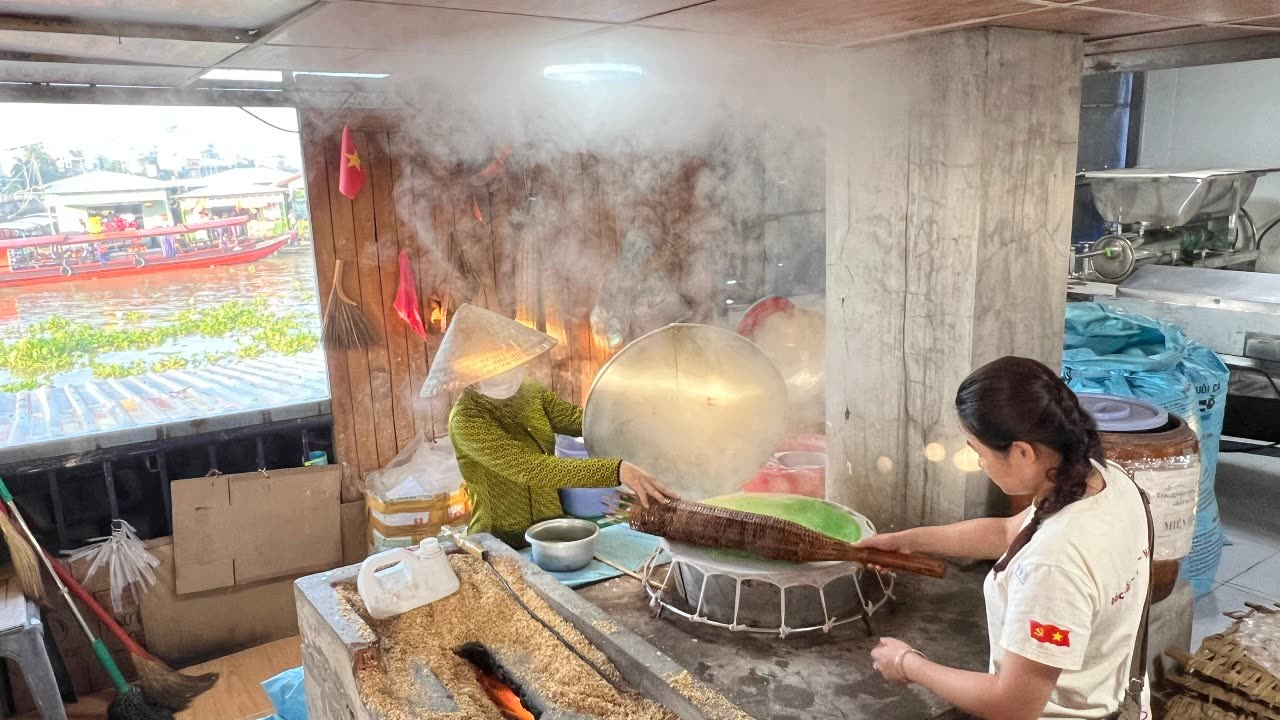 Cơ sở làm bánh và đặc sản địa phương